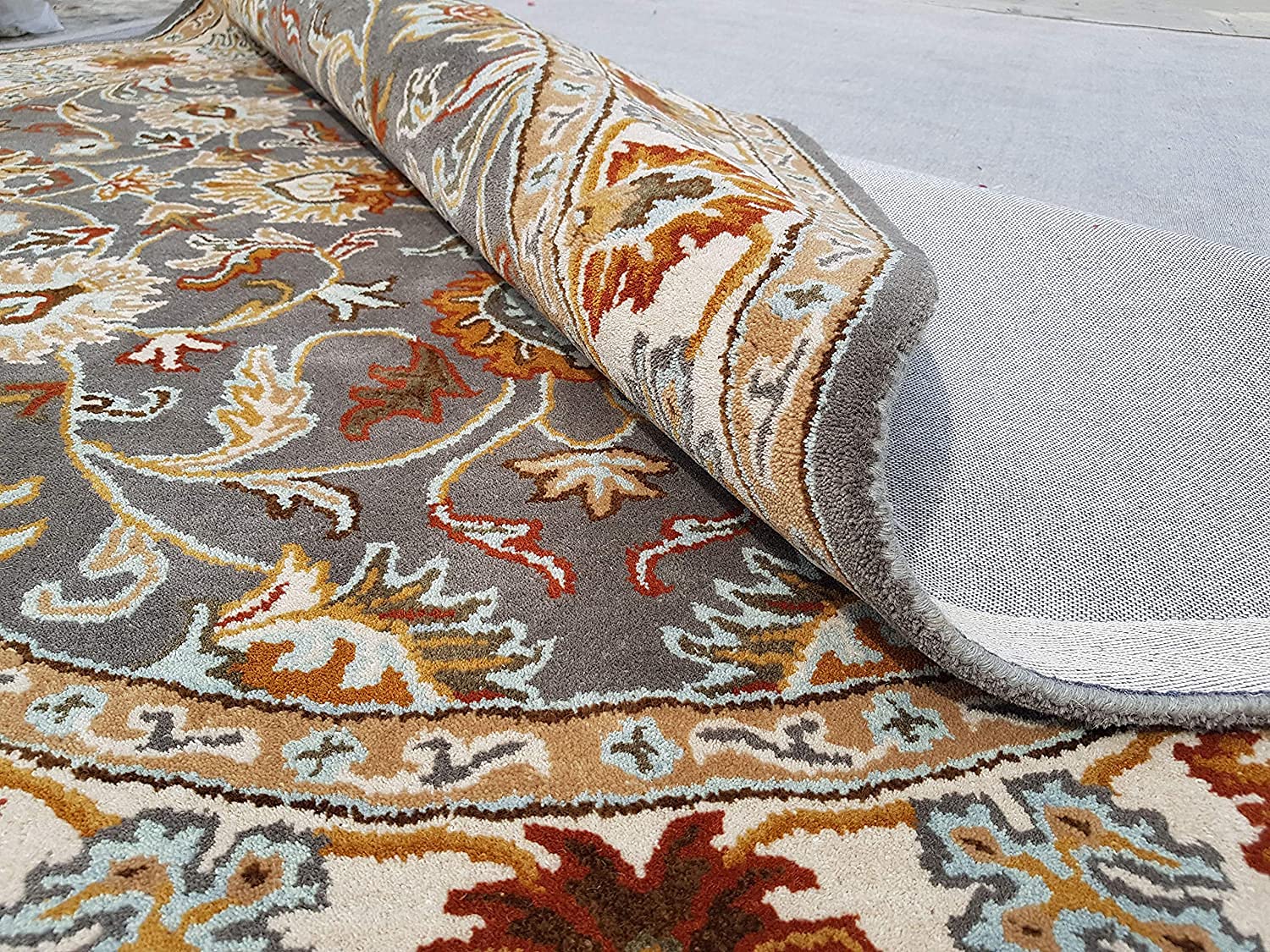 Export Quality Handmade Floral Woollen Round Carpet for Living Room